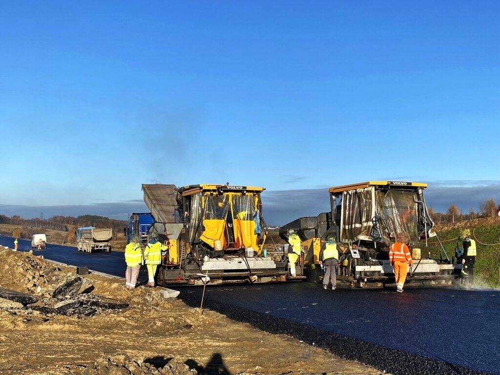 Układanie warstwy wiążącej jezdni lewej w km 14+600